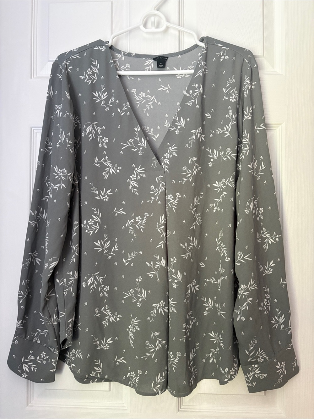Ann Taylor Gray Floral V-Neck Long Sleeve Blouse